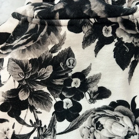 Lulu lemon sweater - Picture 9 of 11